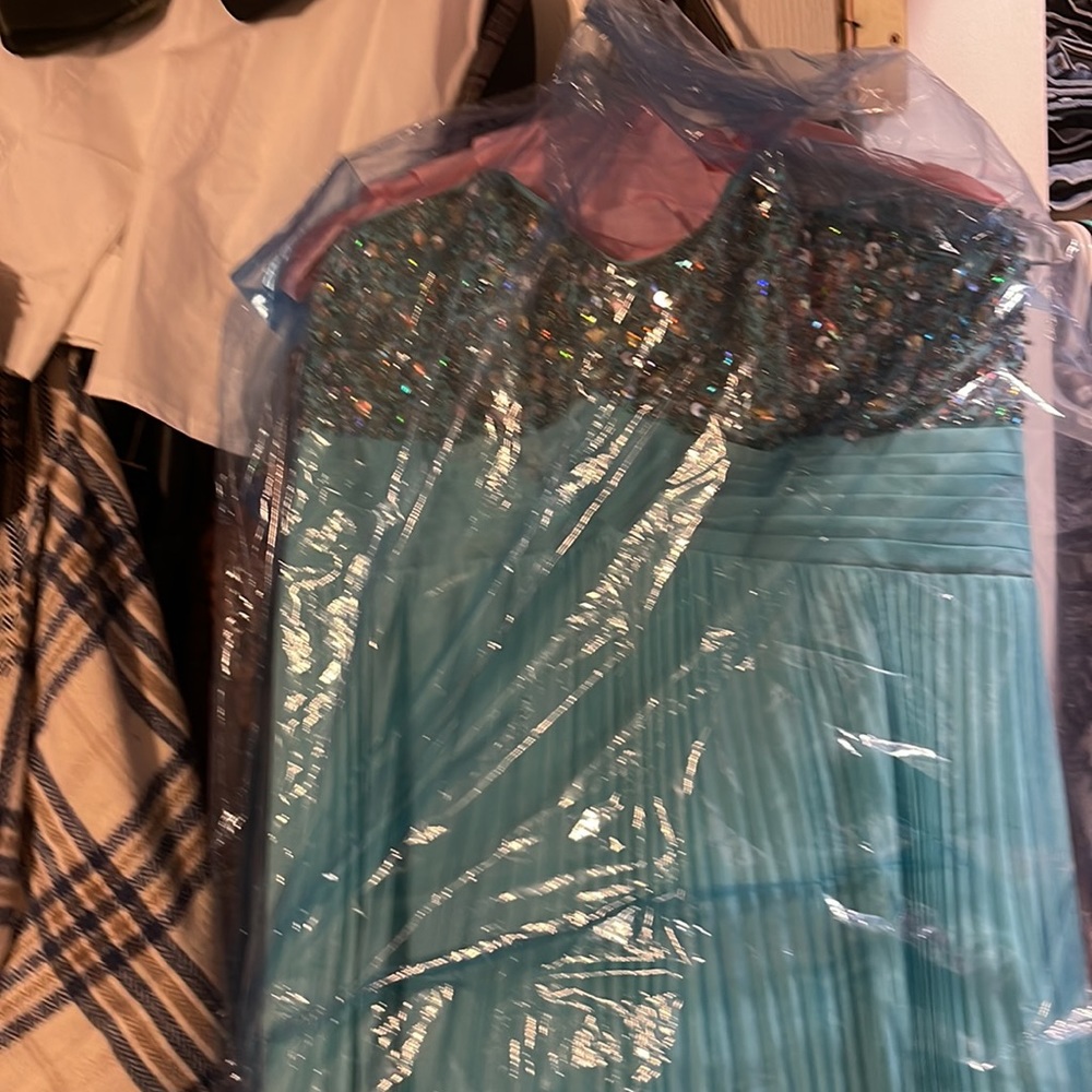 Formal dress - Picture 2 of 2